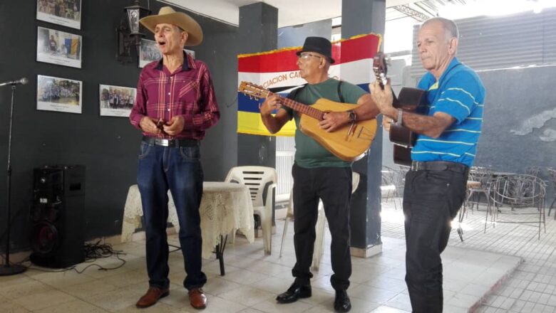 Un policía convertido en profesor de la décima llega a sus 70 años (+ Fotos)