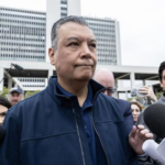 Inmigrantes son blanco de la furia de Trump, afirma senador demócrata estadounidense