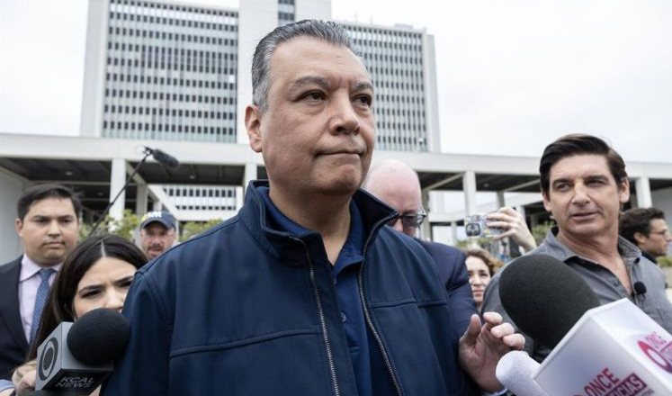 Inmigrantes son blanco de la furia de Trump, afirma senador demócrata estadounidense