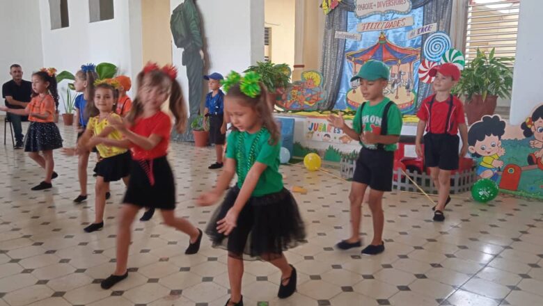 Reconocen directivos de Educación en Cabaiguán a niños y maestras participantes en el Estudio Regional Comparativo Explicativo (+ Audio y Fotos)