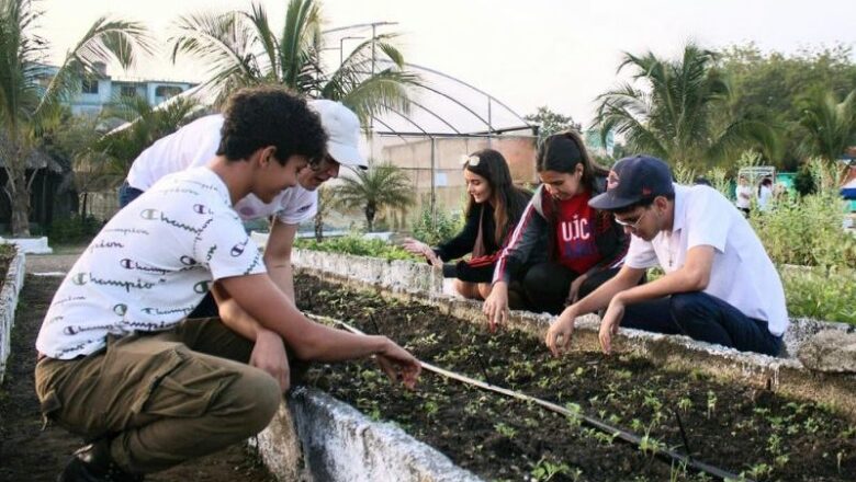 Jóvenes espirituanos de fiesta