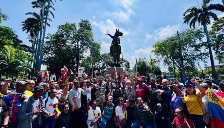 Llama Maduro a sumarse al alistamiento por amor a Venezuela