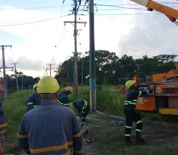 Eléctricos espirituanos apoyan restablecimiento del servicio en Villa Clara