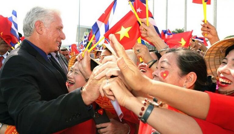 Presidente de Cuba en la Patria tras culminar gira por Asia