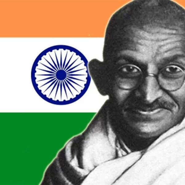 India rinde tributo a Gandhi, inspirador del día de la no violencia