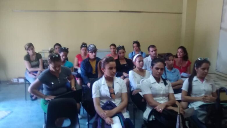 A debate estudiantes universitarios, profesores e investigadores cabaiguanenses en el taller científico de educación patriótico, militar e internacionalista