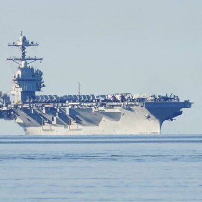 Visita principal asesor militar de Trump a tropas en el Caribe