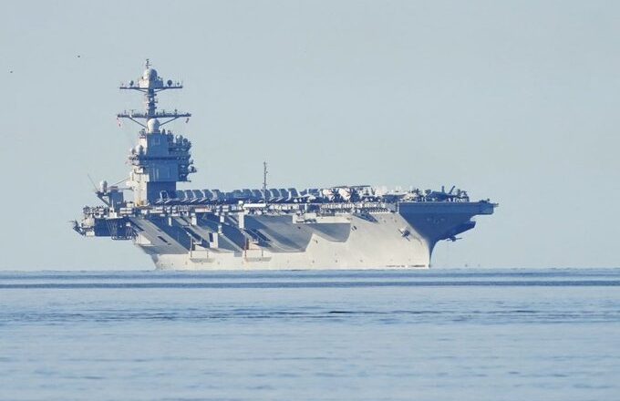 Visita principal asesor militar de Trump a tropas en el Caribe