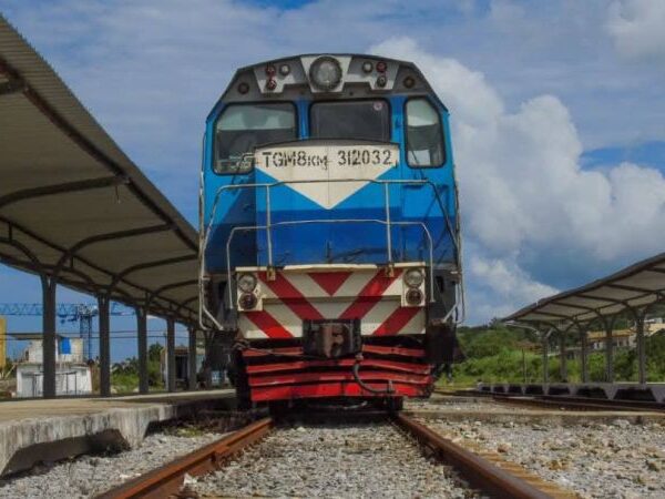 Especialistas de Ferrocarriles de Cuba inspeccionan la línea central