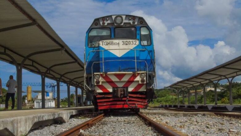 Especialistas de Ferrocarriles de Cuba inspeccionan la línea central