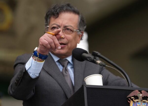 Petro desafía a Marco Rubio: «Si me quiere poner la pijama naranja, inténtelo»