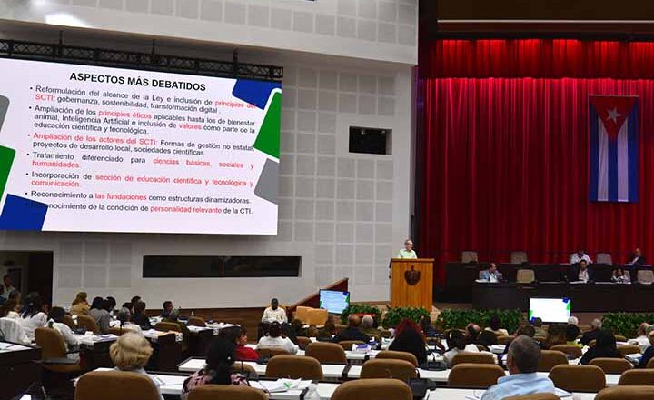 Diputados cubanos aprueban dos nuevas leyes