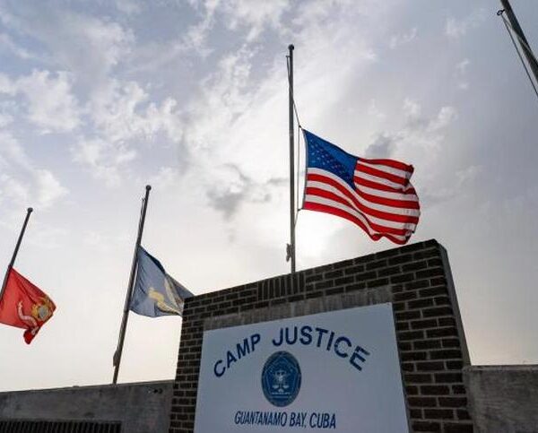Jueza rechaza intento de Trump de desestimar demanda contra detenciones en Guantánamo
