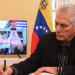 Rubrica Díaz-Canel libro de condolencias por héroes de Cuba y Venezuela