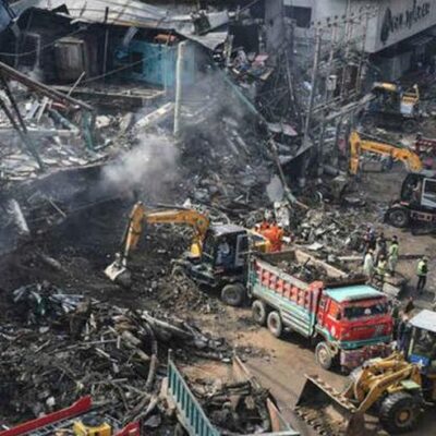 Hallan más cuerpos en centro comercial siniestrado en Pakistán