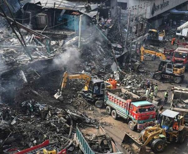 Hallan más cuerpos en centro comercial siniestrado en Pakistán