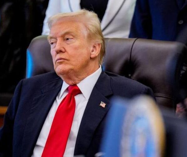 Trump anuncia arancel del 25 por ciento a “cualquier país que realice negocios” con Irán