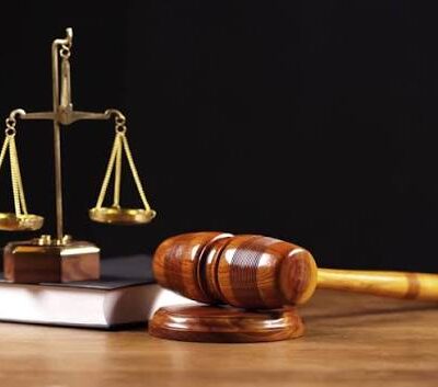 Dos profesionales del Derecho: abogados y notarios