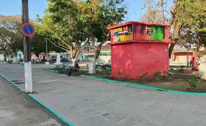 Guayos cambia su imagen en el parque central
