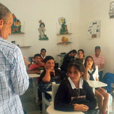 Pupitres pequeños para niños grandes