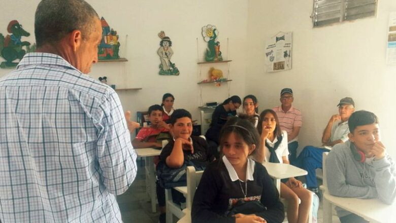 Pupitres pequeños para niños grandes