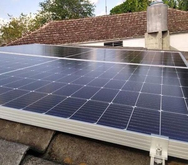Educación entrega módulos fotovoltaicos a docentes destacados en Sancti Spíritus
