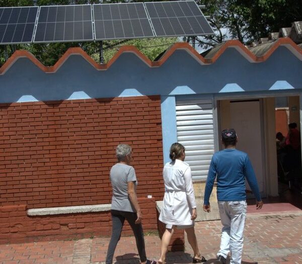 Avanza instalación de paneles solares fotovoltaicos en instituciones de Salud de Sancti Spíritus