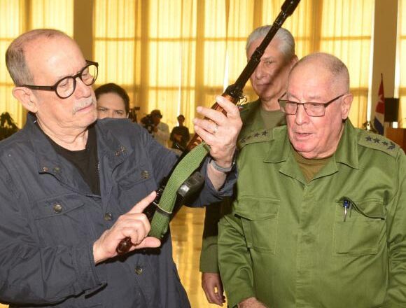 Cantautor Silvio Rodríguez ya tiene su arma de combate