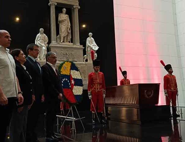 Conmemoran Venezuela y Cuba aniversario 23 de la Misión Barrio Adentro