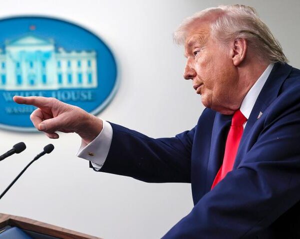 Trump amenaza con ofensiva mayor si falla acuerdo con Irán y mantiene tropas en la región