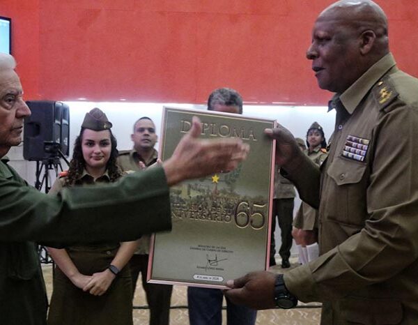 Combatientes del Ejército Central reciben felicitación de Raúl Castro