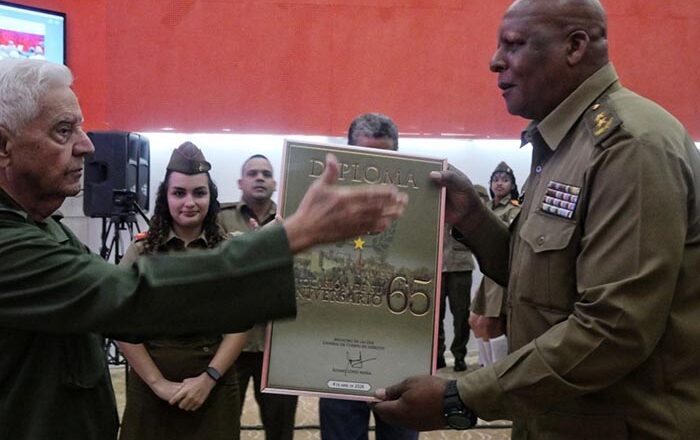 Combatientes del Ejército Central reciben felicitación de Raúl Castro
