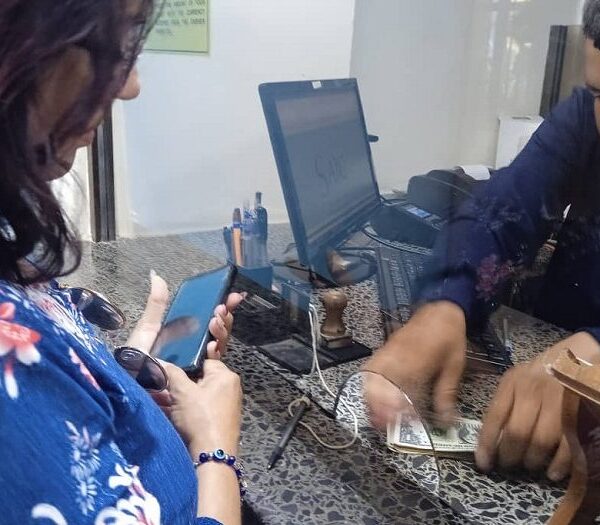 Espirituanos reciben remesas en dólares en efectivo