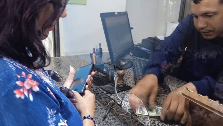 Espirituanos reciben remesas en dólares en efectivo