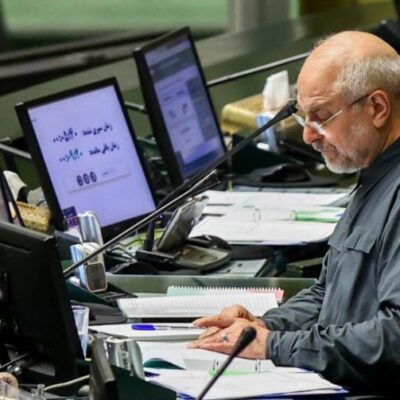 Presidente del Parlamento de Irán advierte a Trump que «toda la región arderá por sus acciones insensatas»