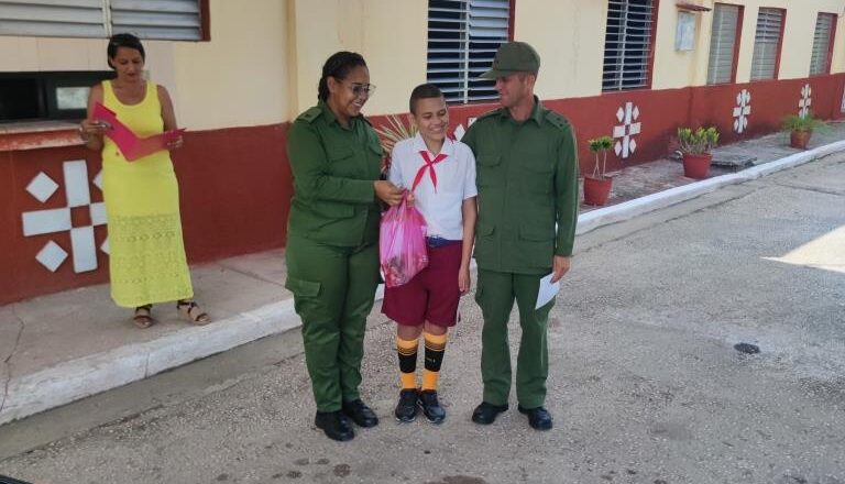 Premian en Cabaiguán a ganadores del Concurso Amigos de las FAR (+ Audio y Fotos)
