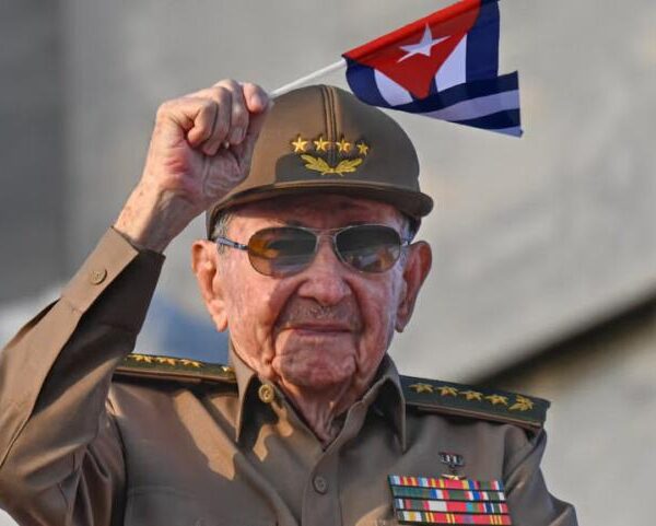 Raúl Castro: Seguiré marchando al frente de nuestro pueblo