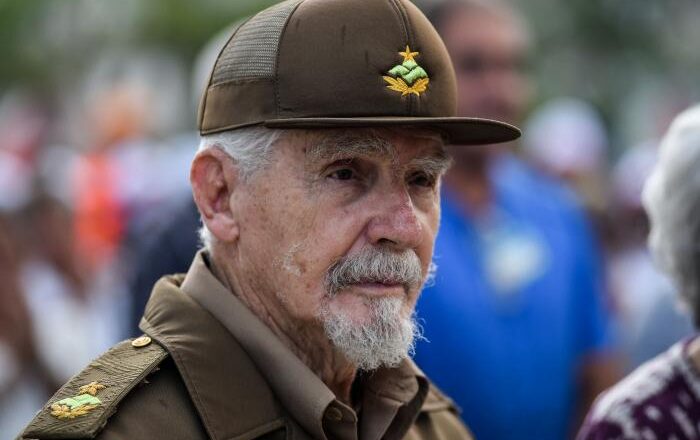 Ramiro Valdés Menéndez: un héroe a la mano