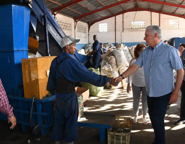 Presidente cubano recorre entidades del Grupo Empresarial de Reciclaje
