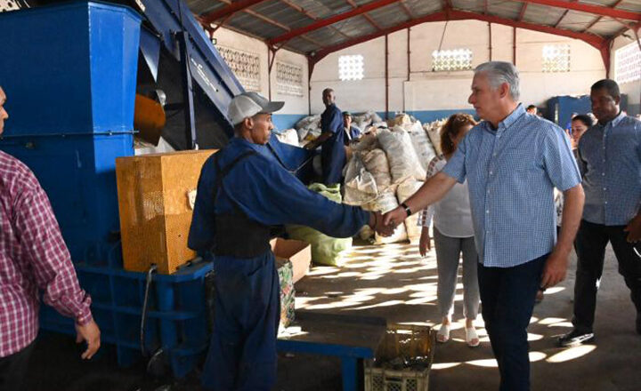 Presidente cubano recorre entidades del Grupo Empresarial de Reciclaje