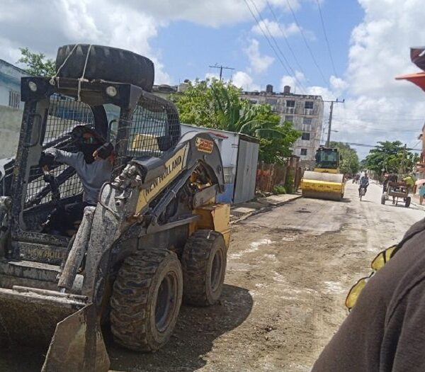 Emplean asfalto en frío para pavimentar calles en Sancti Spíritus