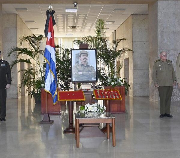 Raúl y Díaz-Canel encabezan tributo póstumo al Comandante Ramiro Valdés