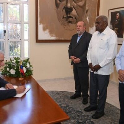 Díaz-Canel firma libro de condolencias por terremotos en Venezuela