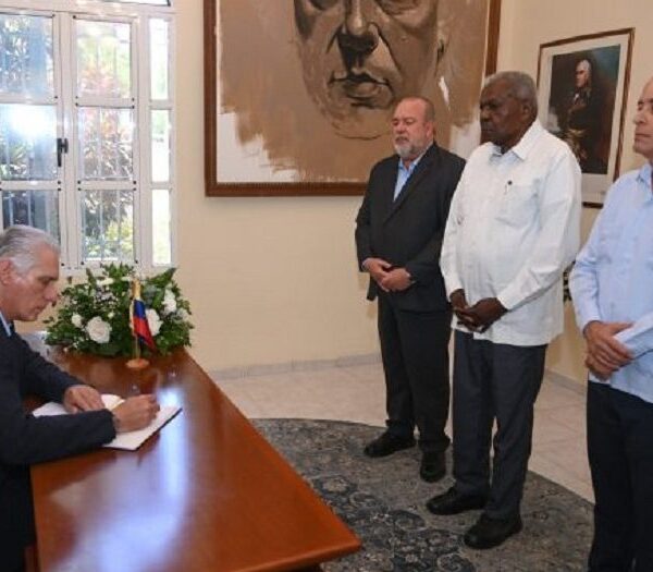 Díaz-Canel firma libro de condolencias por terremotos en Venezuela