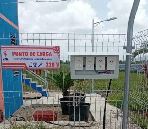 Sancti Spíritus: Empresa Eléctrica habilita puntos para recarga de celulares, lámparas y ventiladores de la población