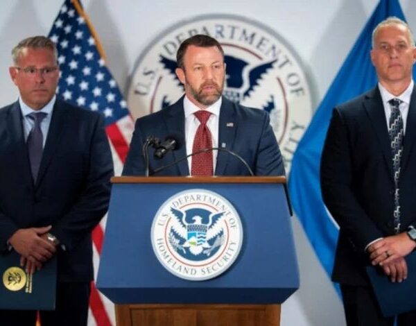 Administración Trump detiene a 2 100 migrantes en Nueva York