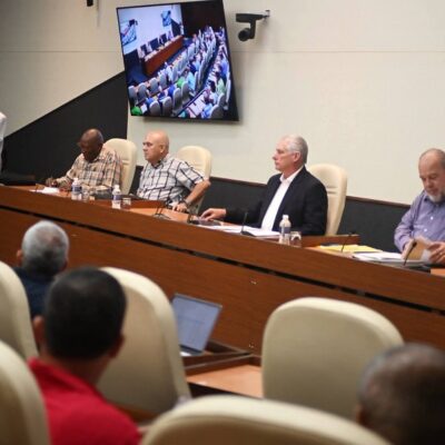 Presidente cubano ratifica confianza en el sistema empresarial estatal del país