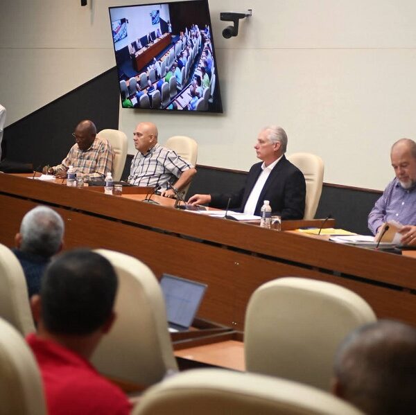 Presidente cubano ratifica confianza en el sistema empresarial estatal del país