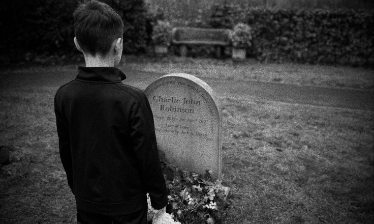 No le digas que «se fue de viaje»: cómo hablarle a un niño de la muerte