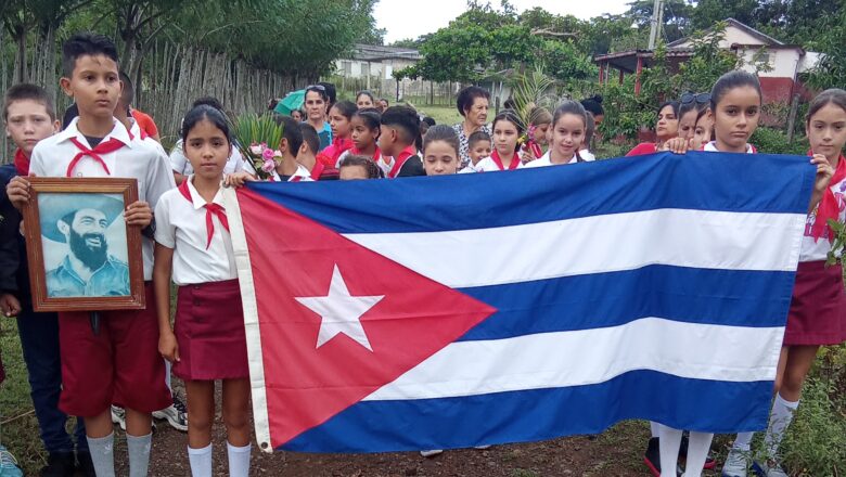 Rindió escuela Pepito Tey homenaje a Camilo Cienfuegos en el aniversario de su desaparición física (+ Audio y Fotos)